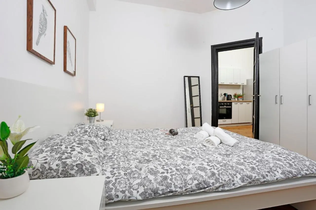 Lovely Apartment With 2 Bedrooms Bucharest